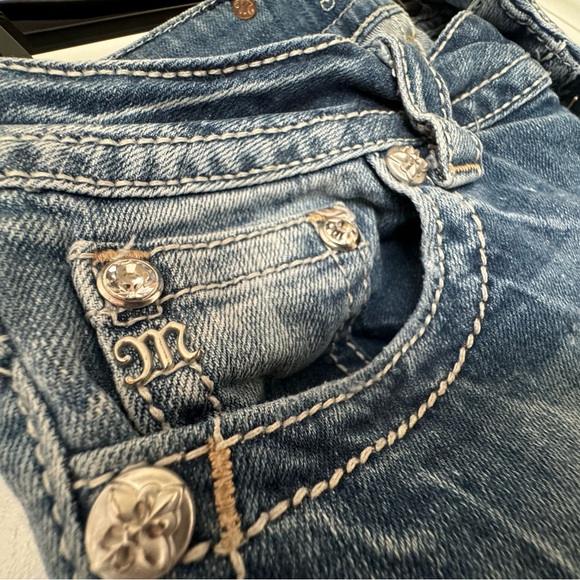 Miss Me lady’s skinny jeans. Jeweled pockets, broad stitching with light wear. - Picture 7 of 10